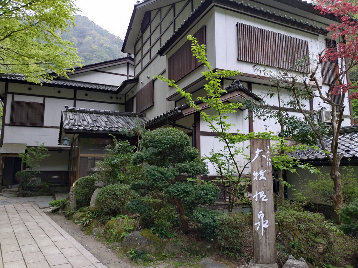 kland2103's tweet photo. 先月になりますが大牧温泉に宿泊してきました。船でしか行けない秘境の温泉でサスペンスドラマなどでも有名ですね。館内に芸能人のサインがたくさんありました。 https://t.co/pTeZiHproU