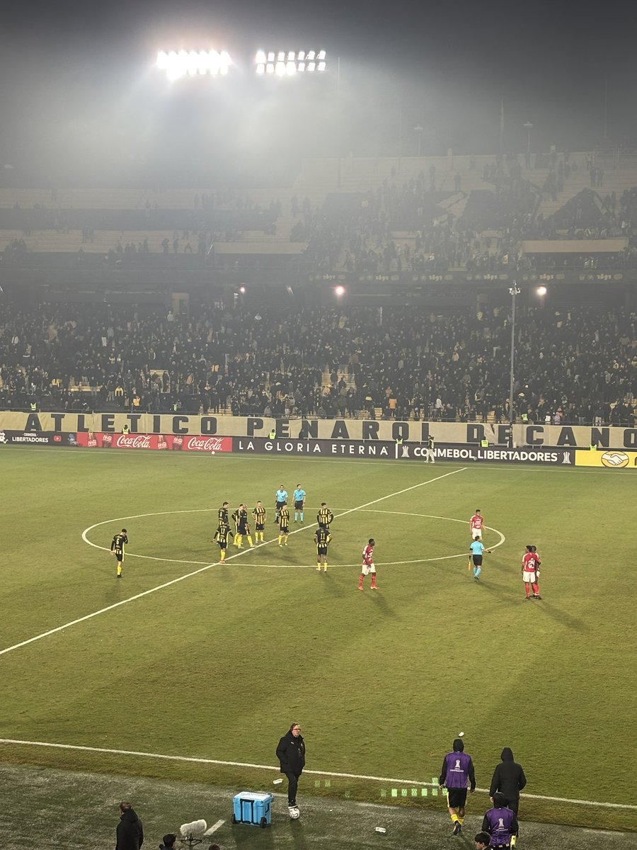 FTrucce18's tweet photo. Peñarol 0-1 Santa Fe. Peñarol cierra su PEOR PARTICIPACIÓN en Copa Libertadores en lo que va del siglo con 3 puntos y sin ganar ni un partido. Vergonzosa Copa. El ciclo de Diego Aguirre está cumplido, debe haber cambio. El socio, que se acuerde de todo a fin de año. https://t.co/8rysROyWyk