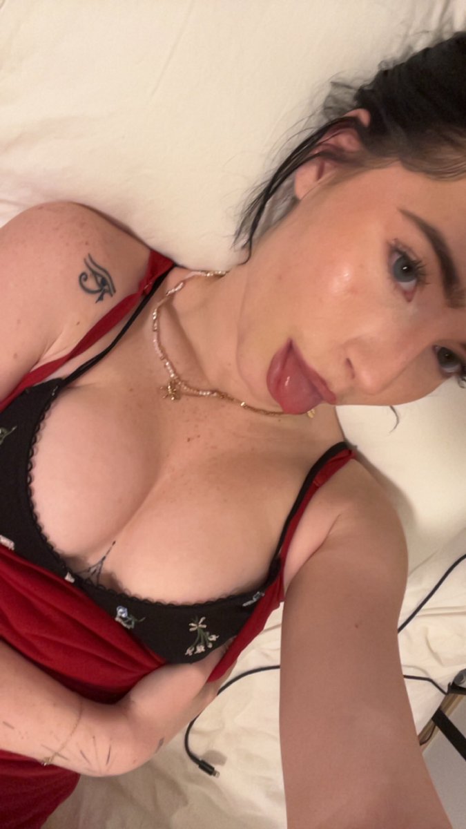 Mia tweet media