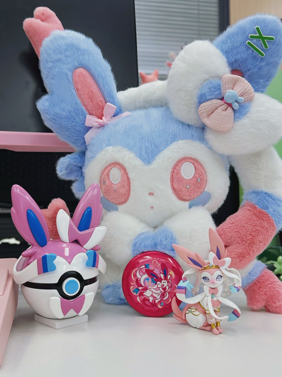 PGoods42105's tweet photo. Sylveon is so cute!😆🥰😍😘 https://t.co/4n5Cu4PyLe