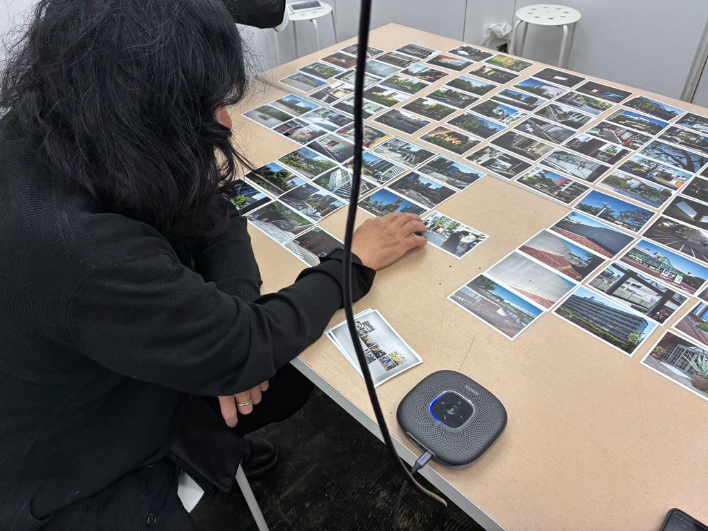 OKworkshop's tweet photo. ↓↓講評中の金村修の言葉を タカザワケンジが毎回ピックアップ↓↓
金村修ワークショップ 2026年2期　第2回5月25日
「レンズ」
85ミリレンズに慣れたと思ったら35ミリを使う。常に戸惑っているといいんじゃないかな。慣れないほうがいいんですよ。
https://t.co/LLuLHHDNPl https://t.co/5LTWFfQzvR