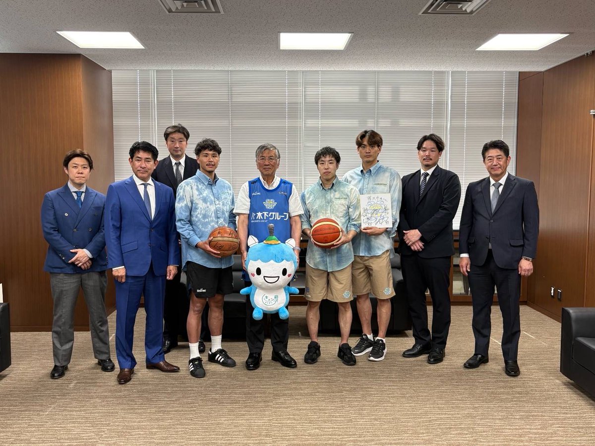 shonanunitedbc's tweet photo. ／
🤝 藤沢市長 表敬訪問
＼

B3リーグ 2025-26シーズン終了のご報告のため、鈴木恒夫藤沢市長を表敬訪問させていただきました。

今シーズンも温かいご支援・ご声援をいただき、本当にありがとうございました。
来シーズンもより一層成長した姿をお見せできるよう取り組んでまいります。

🔗 https://t.co/8auxLJSSu3 

#湘南ユナイテッドBC
#藤沢市