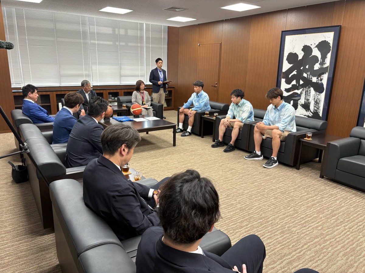 shonanunitedbc's tweet photo. ／
🤝 藤沢市長 表敬訪問
＼

B3リーグ 2025-26シーズン終了のご報告のため、鈴木恒夫藤沢市長を表敬訪問させていただきました。

今シーズンも温かいご支援・ご声援をいただき、本当にありがとうございました。
来シーズンもより一層成長した姿をお見せできるよう取り組んでまいります。

🔗 https://t.co/8auxLJSSu3 

#湘南ユナイテッドBC
#藤沢市
