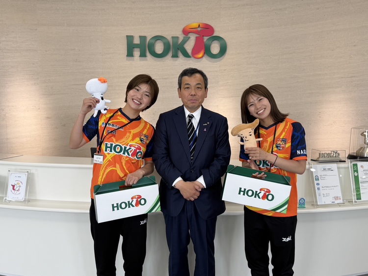 PARCEIRO_LADIES's tweet photo. 🟠2025/26｜パートナー企業御礼訪問

ユニフォームパートナー #ホクト 株式会社様へ #菊池まりあ 選手と #大内梨央 選手が、シーズン御礼のご挨拶に伺いました。

ホクト株式会社様、今シーズンも多大なるご支援誠にありがとうございました。

#acnpladies
#パルセイロレディース https://t.co/Q9Vnn7PJ1Z
