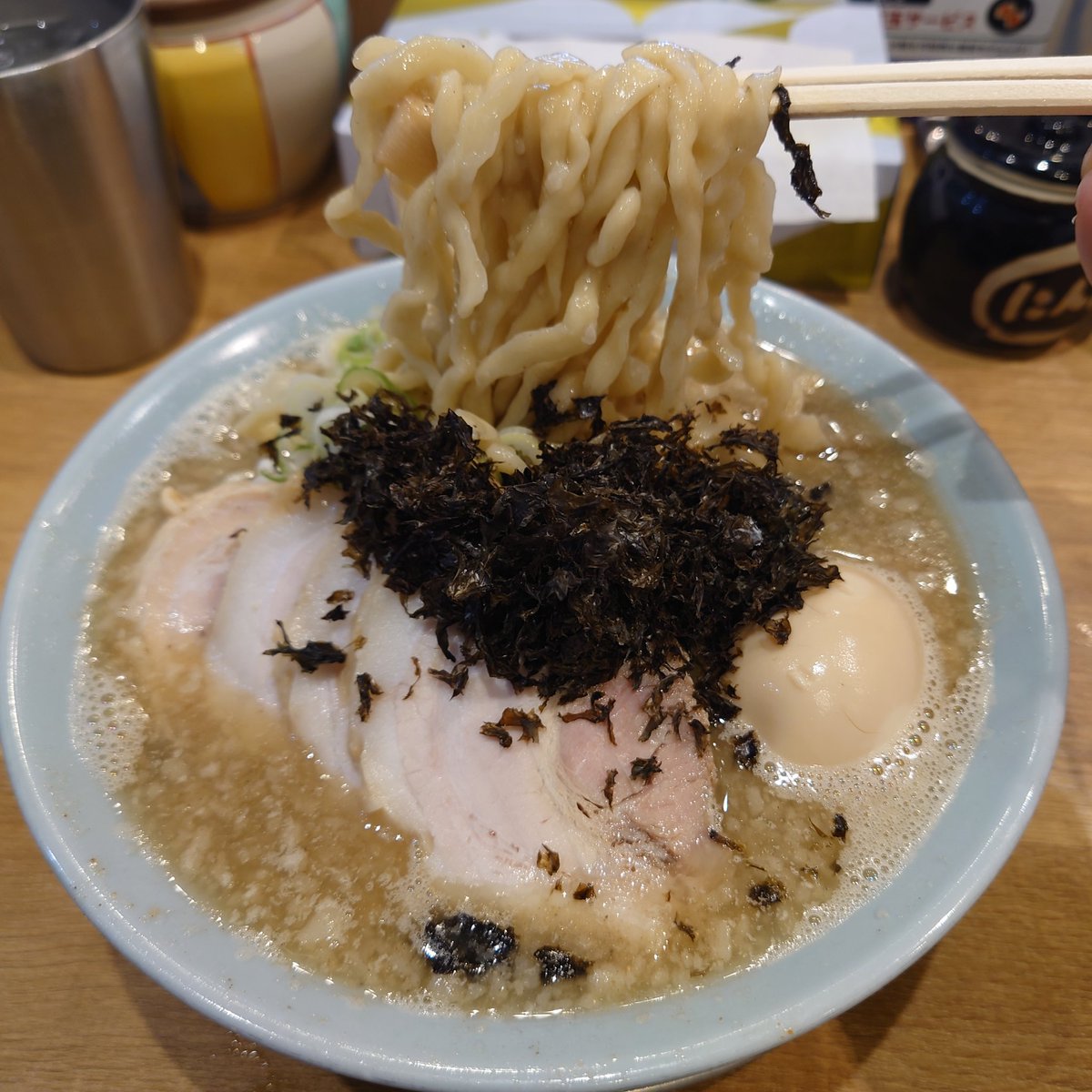 shift0316's tweet photo. 先日お初の煮干しラーメン松したへ。特級煮干しなる呪術廻戦のような方を。写真のようにトッピングが違うようです。麺は柔めにしましたがそれでも歯応えあります。中盛りで250ｇで食べ切れるか心配でしたがすぐ無くなってました😎 https://t.co/uc1m72unqj