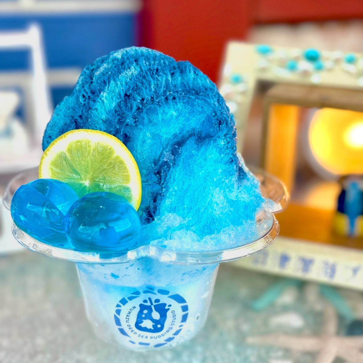 numazupudding's tweet photo. 昨日から『深海夏氷』販売開始しました🍧✨

さっぱりシロップとふわふわ氷で
今年の夏も乗り切りましょう☀️🥵
ちなみにこのシロップは
ブルーハワイじゃないですよ？😏🪼
ぜひ食べてみてください🩵💙

#沼津深海プリン工房
#静岡県
#カキ氷
#ふわふわ氷
#沼津港 
#期間限定
#ひんやりスイーツ
#沼津市 https://t.co/XacfgyxmGJ