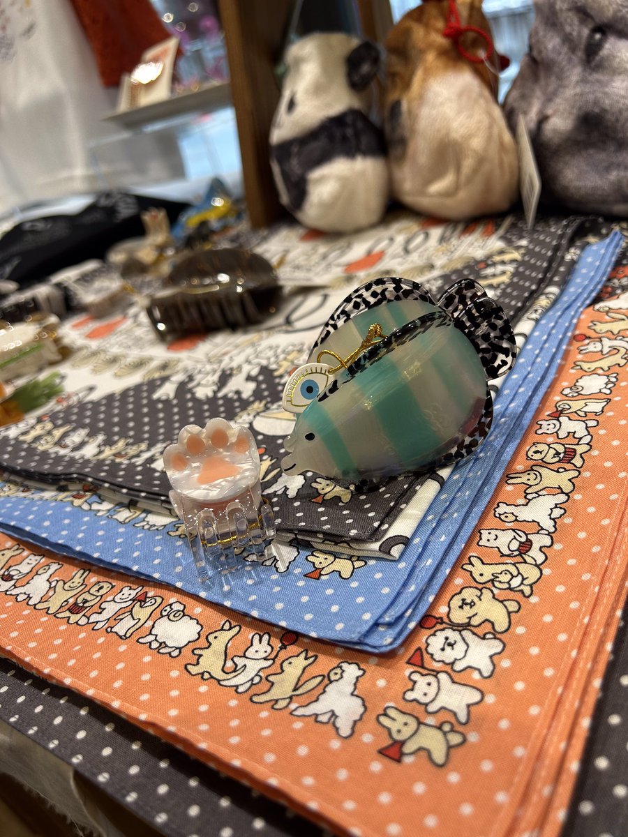 marbleSUD_shimo's tweet photo. 待望のバンダナanniversary再入荷🎉

今期大人気の新作バンダナが全色揃って再入荷しました❣️

ククシュゼットの新作も登場しております🌷
ぜひ店頭にて見に来てくださいませ♪

きん　すぎ
#マーブルシュッド #下北沢 https://t.co/nVW6Jrz3O6