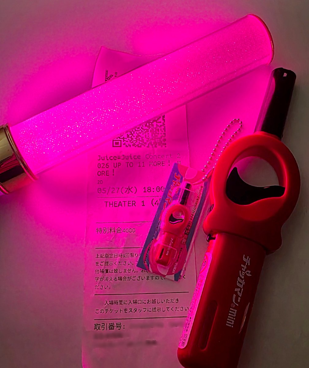 chakkaman_jp's tweet photo. こんチャッカマンです🔥
先日、工藤由愛さんのブログで、チャッカマンミニチュアチャームをお守りにすると書いていただいた嬉しさから、
昨日定時ダッシュしてライブビューイングに行ってきました！
Juice=Juiceさんがとんでもなく歌がお上手なことは存じていましたが、
大き��スクリーンで見ても、歌・ダンス・表情仕草のひとつひとつまで、
一分の隙も無い完璧で熱いパフォーマンスに感激しました。
炎🔥の演出も、弊社の在庫が束になっても勝てないくらいの迫力で、現地で火花浴びたかったー🔥
タコちゃんさんは、個人的に高音が素敵で、かっこいい！と思ったら可愛いパフォーマンスもあって沼すぎました🐙🩷🔥
本当に観に行けて良かった…
今後もJuice=Juiceさんのように、熱く、真摯な姿勢で、製品をお届けしていきたいという気持ちになりました🔥🔥🔥
感動のステージをありがとうございました！
#JJ_UPTO11 
#JuiceJuice