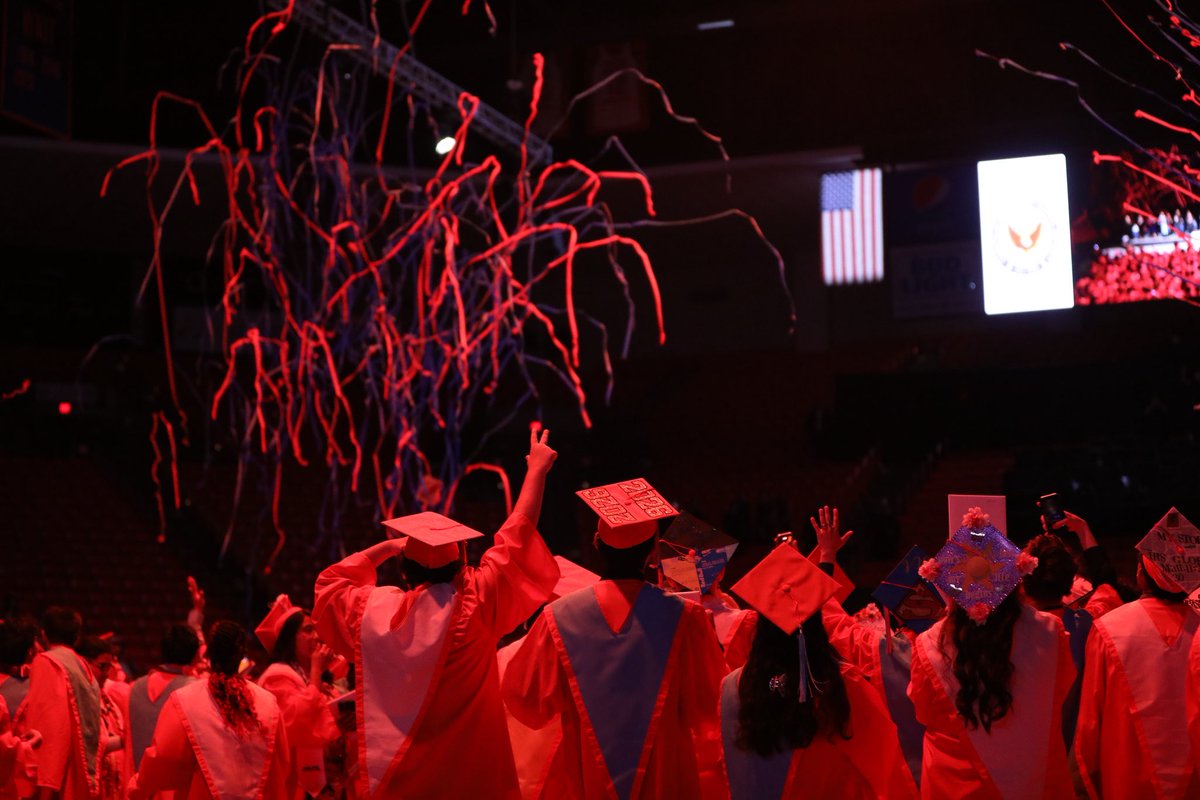 LhaishaC's tweet photo. The result of showing up every day! 🦅🌟🎓🧡

#VivaCanutillo https://t.co/j4nGk9ZUmw