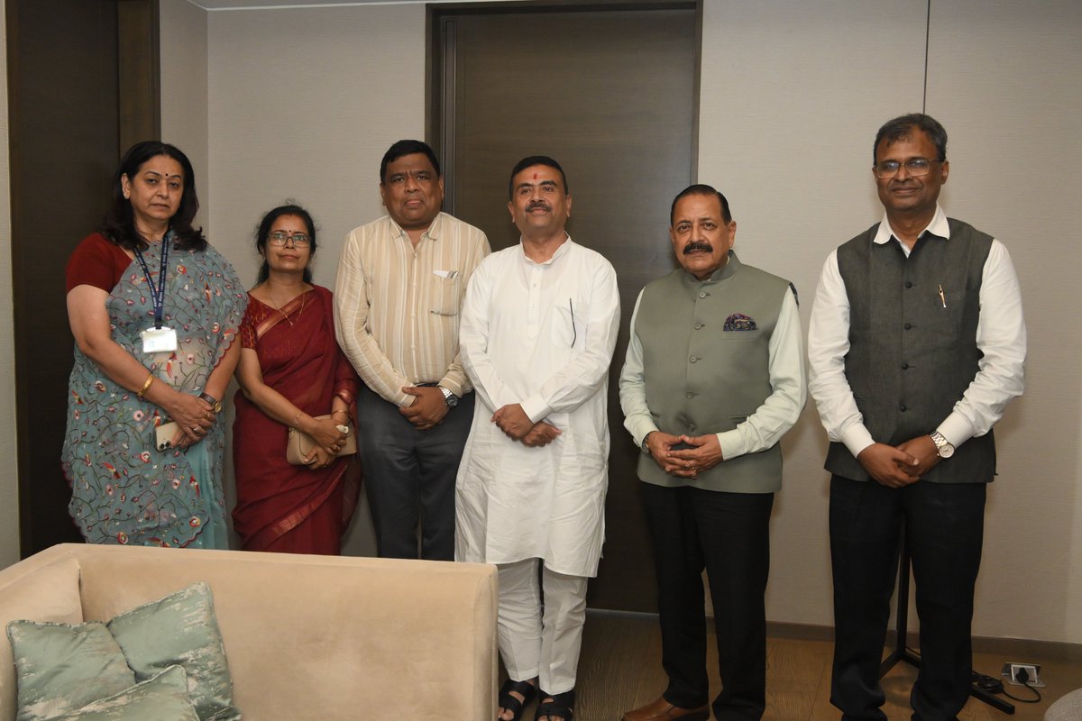 csir_iicb's tweet photo. Hon'ble Dr. Jitendra Singh visited IACS and held a meeting with Directors of CSIR laboratories to discuss collaborations among DST, CSIR, startups, and industries in West Bengal, followed by a meeting with  Hon'ble CM of West Bengal to explore opportunities for collaboration. https://t.co/bh2W4AnpTr