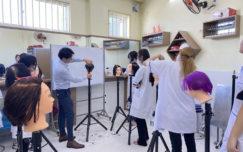 cnnteduvn's tweet photo. Chứng chỉ tạo mẫu tóc (Hair Stylist) là văn bằng cấp cho học viên sau khi hoàn thành chương trình đào tạo chuyên sâu về cắt, tạo kiểu và chăm sóc tóc.
Xem chi tiết: https://t.co/Ukwgd8vqoL
#chungchitoc #chungchinghetoc #chungchitaomautoc https://t.co/DLBW24EPYk