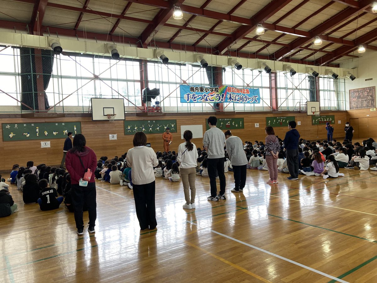 wappy761's tweet photo. こんにちは♪川島玄起です。午前10時45分から稚内東小学校で2Fの理科室から火が出たとの設定での避難訓練が行われました。スモークマシンで煙を出し児童らは身をかがめ口にハンカチを押し当て体育館へ避難しました。稚内消防署員からも話がありました。 https://t.co/N1Pr9r9j9C