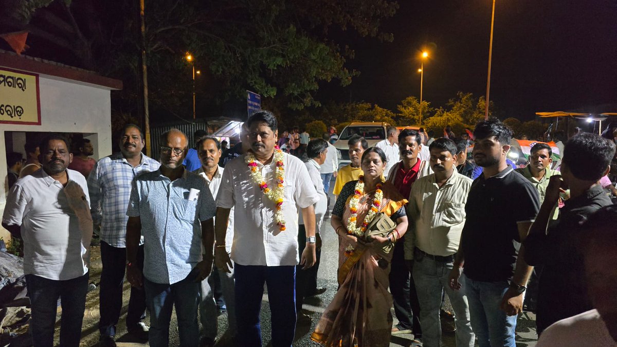 AsitPofficial's tweet photo. ଭଦ୍ରକ ବ୍ଲକ ରାହାଞ୍ଜ ପଞ୍ଚାୟତ ଠାରେ ଆୟୋଜିତ ପଞ୍ଚାୟତ ସ୍ତରୀୟ କର୍ମୀ ସମ୍ମିଳନୀରେ ଯୋଗ ଦେଲି । ଆଗାମୀ ଦିନରେ ପଞ୍ଚାୟତର ସଂଗଠନକୁ ତୃଣମୂଳ ସ୍ତରରେ ମଜବୁତ୍ କରିବାକୁ ପରାମର୍ଶ ଦେଲି| https://t.co/wztMeyq87D