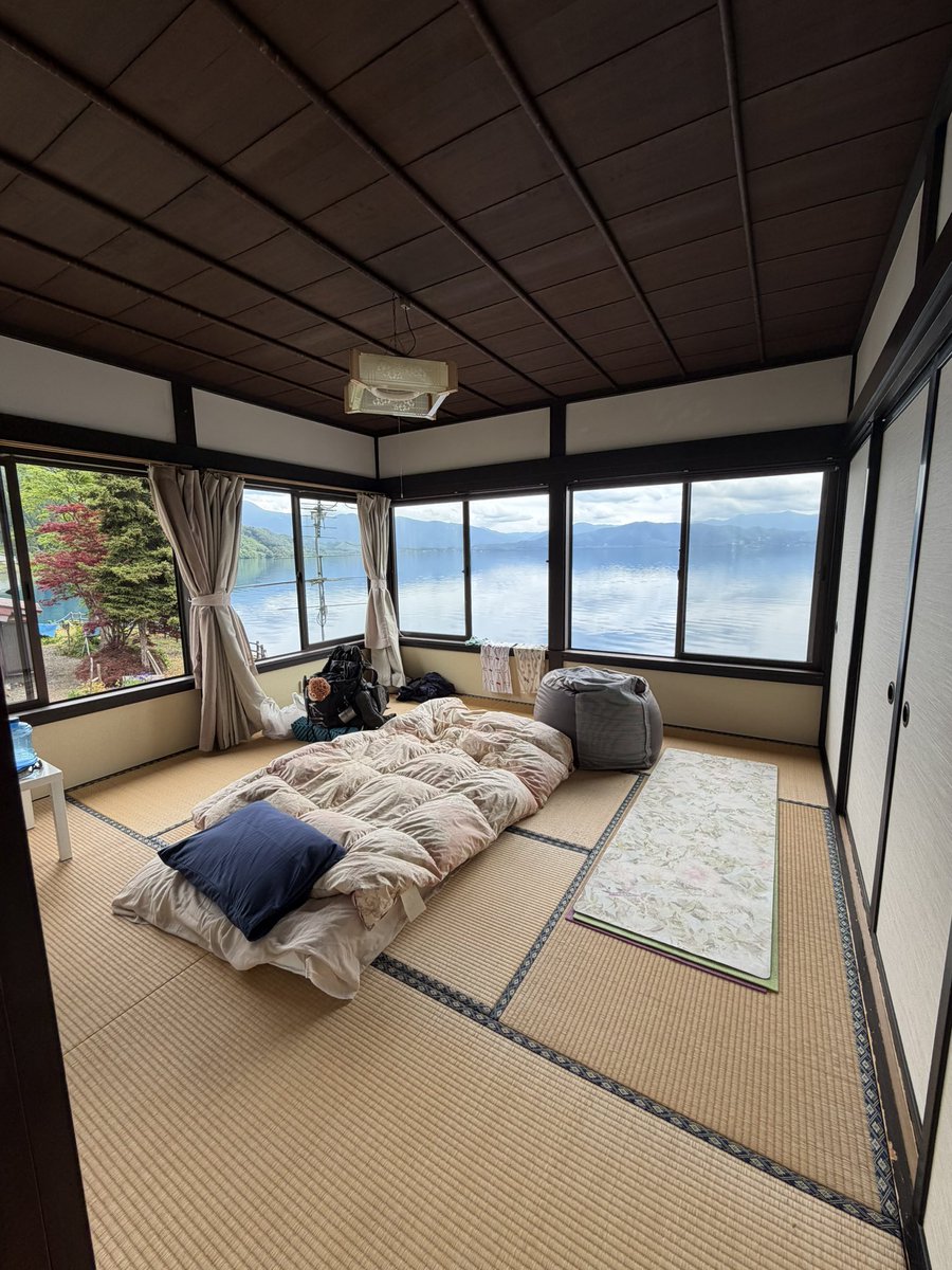 kantaro0925's tweet photo. 目の前にあるのは
日本最大深度を誇る湖

窓から入る涼しい風に塩っぱさがない
温かい人に、泊まっていきなよとこの角部屋に案内された

これだから旅はやめられない

秋田の、見たことも聞いたこともなかった美しい湖にて https://t.co/dlFkSoS649