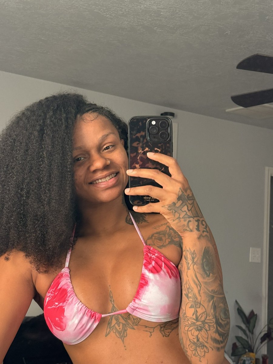 therenitylovee's tweet photo. Some melons for ur timeline 😏 https://t.co/GnU5NZcO3y