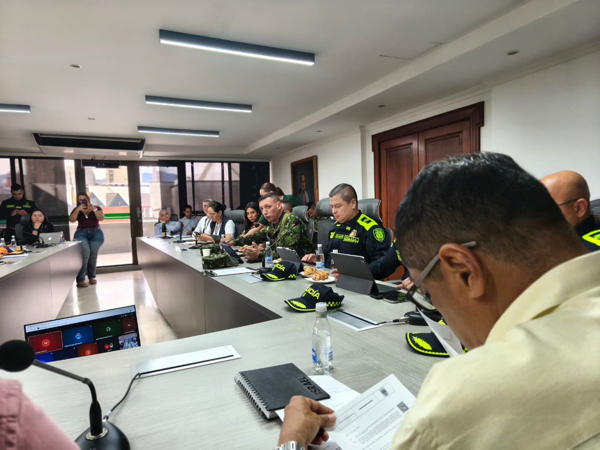 Ejercito_Div5's tweet photo. En el departamento de #Risaralda se llevó a cabo la última sesión de la comisión departamental de garantías electorales en cabeza de la @Gob_Risaralda, con presencia de todas las autoridades y del Batallón de Artillería de Campaña No.°8 San Mateo, con el fin de articular los últimos detalles antes de las elecciones presidenciales del próximo domingo.

#OctavaBrigada
#EleccionesSeguras
#DefensoresDeLaDemocracia