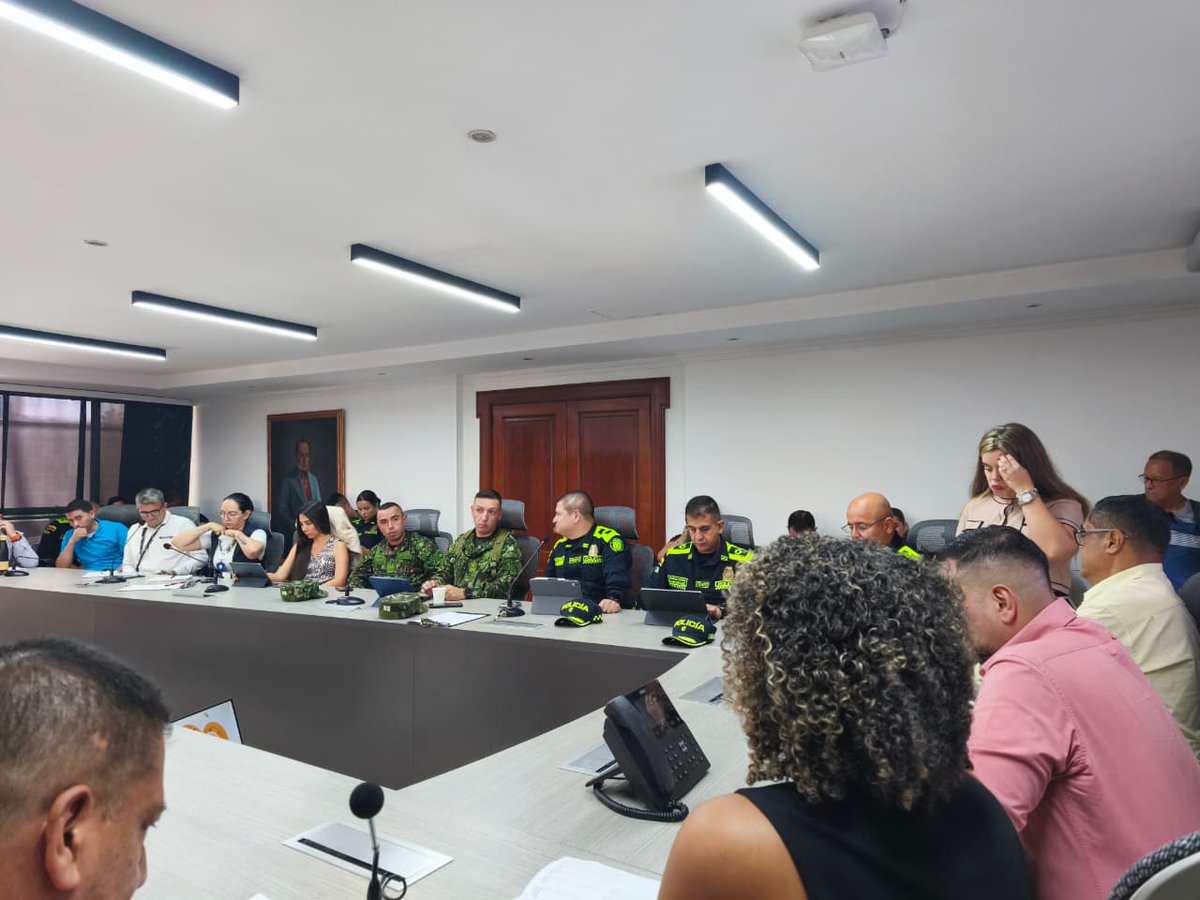 Ejercito_Div5's tweet photo. En el departamento de #Risaralda se llevó a cabo la última sesión de la comisión departamental de garantías electorales en cabeza de la @Gob_Risaralda, con presencia de todas las autoridades y del Batallón de Artillería de Campaña No.°8 San Mateo, con el fin de articular los últimos detalles antes de las elecciones presidenciales del próximo domingo.

#OctavaBrigada
#EleccionesSeguras
#DefensoresDeLaDemocracia