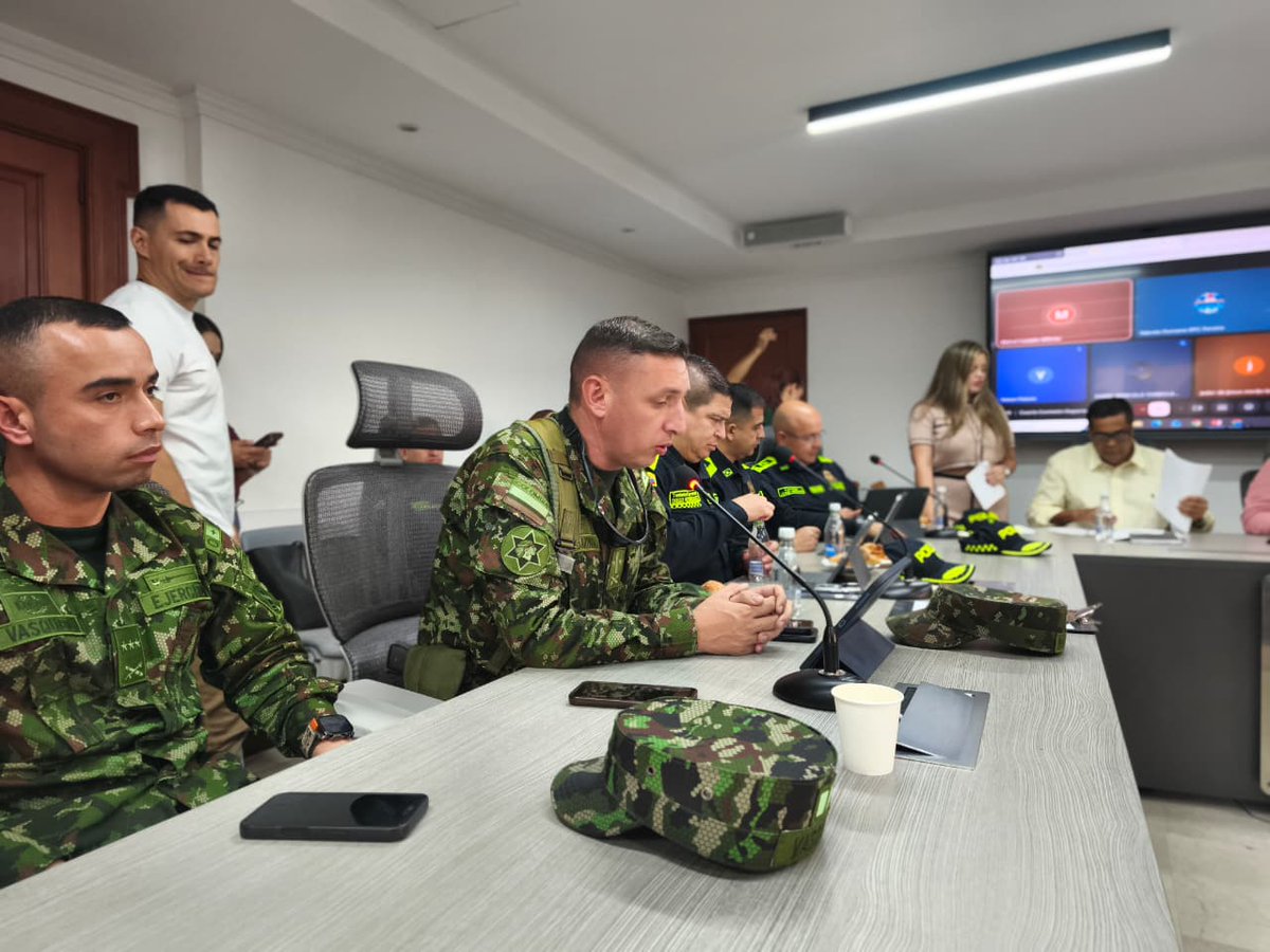 Ejercito_Div5's tweet photo. En el departamento de #Risaralda se llevó a cabo la última sesión de la comisión departamental de garantías electorales en cabeza de la @Gob_Risaralda, con presencia de todas las autoridades y del Batallón de Artillería de Campaña No.°8 San Mateo, con el fin de articular los últimos detalles antes de las elecciones presidenciales del próximo domingo.

#OctavaBrigada
#EleccionesSeguras
#DefensoresDeLaDemocracia