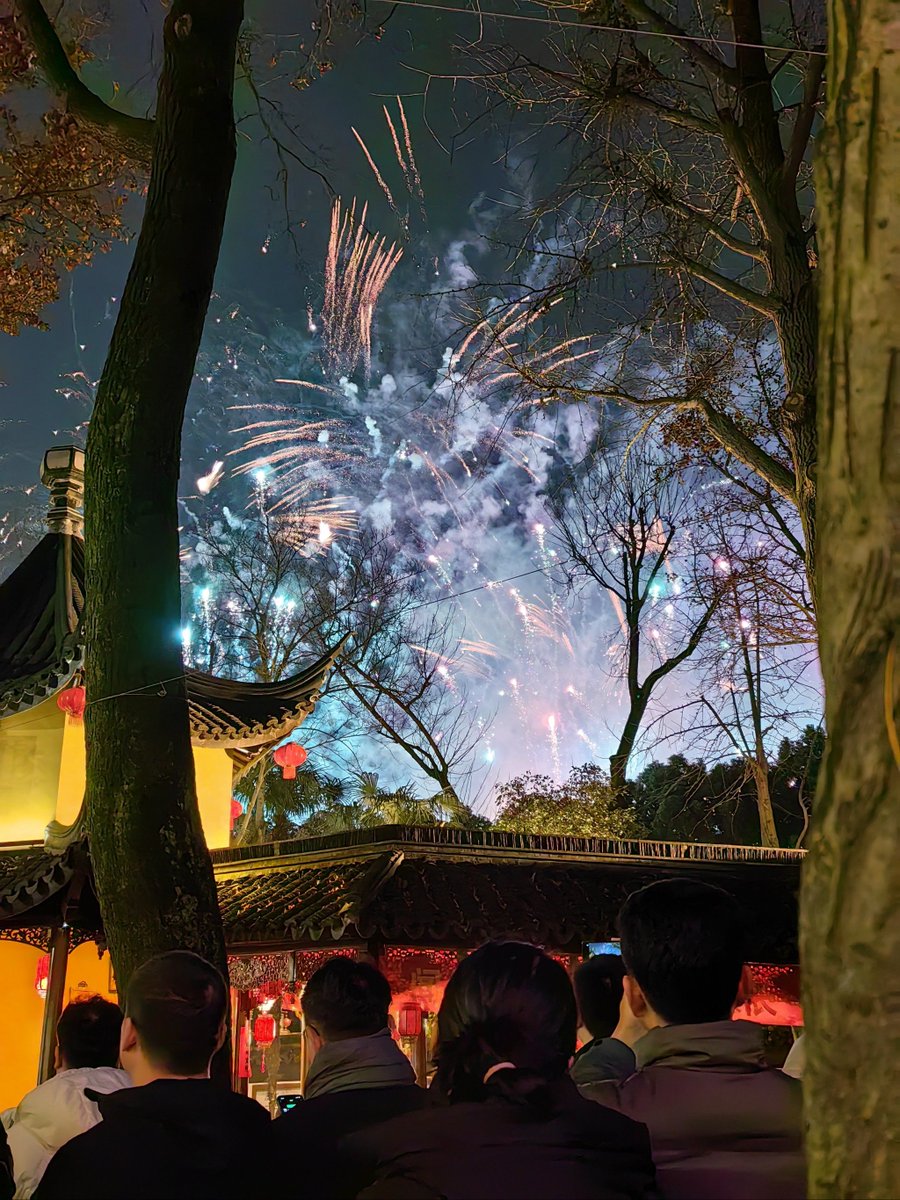 mcbees6's tweet photo. [Lunar New Year's Eve vibes! Red envelopes, family laughs, and fireworks lighting up the night  Wishing everyone a warm and joyful celebration with loved ones!]， https://t.co/VLJtV9HT7D