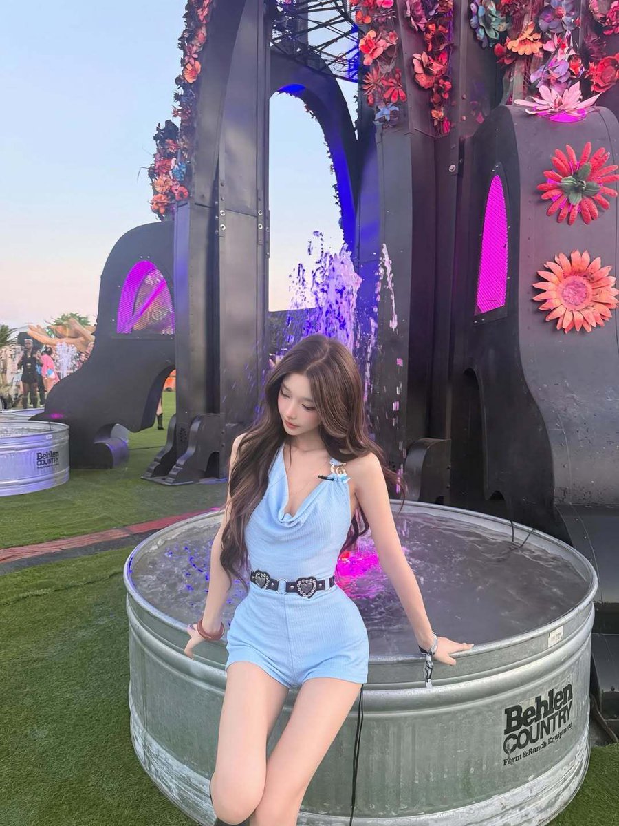 classyasiansx's tweet photo. maggie bai https://t.co/FqWOKwyb0e