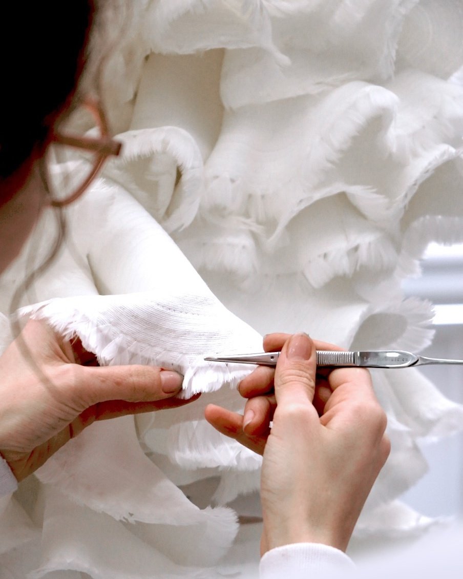 LaModeUnknown's tweet photo. The way I always thought it's a frayed material, but they WEAVED FEATHERS into fabric to make it look like 'fringe'...🪡

PS: absolutely incredible work of ✨️Maison Février✨️ for Dior by Jonathan Anderson Spring/Summer 2026 COUTURE https://t.co/IwrtGunjQ4