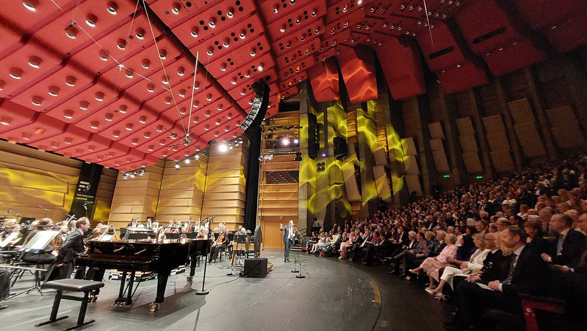 NicolettiStef63's tweet photo. Tonight in the Grieghalle, inaugural concert directed by Esa-Pekka #Salonen , who executed, together with the Bergen Philarmonic Orchestra, the powerful Turangalîla Symphonie by Olivier #Messiaen. 15 days of amazing music in #Bergen at @Festspillene https://t.co/LVQ5QIbz8D