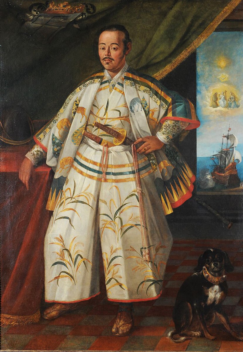 PROMAKOS_'s tweet photo. ESPAÑA Y JAPÓN EN 1614. EL SAMURÁI QUE LLEGÓ AL ALCÁZAR DE FELIPE III DESDE EL NORTE DE HONSHŪ

El 23 de octubre de 1614, una embajada japonesa de treinta hombres encabezada por el samurái Hasekura Rokuemon Tsunenaga cruzó el puente de Triana camino del Real Alcázar de Sevilla. Quimonos de seda, dos espadas al cinto, pajes y un fraile franciscano, Luis Sotelo, que actuaba de intérprete. Hasekura era vasallo del daimio Date Masamune, señor del feudo de Sendai en el norte de Honshū, y llevaba un año entero de viaje a sus espaldas. Había cruzado el Pacífico desde el puerto de Tsuki-no-Ura hasta Acapulco, atravesado Nueva España por tierra hasta Veracruz, navegado el Caribe con escala en La Habana y subido el Guadalquivir desde Sanlúcar.

Era el segundo intento japonés de abrir una embajada a Europa, tras la misión Tenshō de Otomo Sorin, Omura Sumitada y Arima Harunobu con los cuatro jóvenes cristianos de Kyūshū. La embajada Keichō fue una empresa del norte. Date Masamune, daimio de Sendai y excluido del círculo Tokugawa tras Sekigahara, quería abrir comercio directo con Nueva España saltándose a Manila y a los portugueses de Macao, y obtener misioneros franciscanos para evangelizar su feudo. El buque, el San Juan Bautista, fue construido en 1613 en los astilleros de Tsuki-no-Ura, junto a Ishinomaki, bajo dirección española siguiendo el modelo del galeón de Manila.
Había además una cuenta familiar pendiente y es que el padre de Hasekura, Tsunenari, fue ejecutado por corrupción en 1613, lo que normalmente habría supuesto la ejecución de toda la familia. Date Masamune perdonó la vida al hijo y le devolvió el feudo a cambio de aceptar el mando de la embajada y Hasekura embarcó con el honor familiar dependiendo del viaje.

El 30 de enero de 1615 Felipe III lo recibió en Madrid. Hasekura entregó la carta de Date Masamune solicitando un tratado de comercio y misioneros. El 17 de febrero fue bautizado en Madrid con el nombre de Felipe Francisco Faxicura y el padrino fue el duque de Lerma, valido del rey. La embajada continuó después por Barcelona, Génova y Saint-Tropez, siendo el primer contacto histórico Japón-Francia, hasta Roma.

El 3 de noviembre de 1615, Hasekura entró a caballo en la Ciudad Eterna escoltado por la guardia pontificia y tuvo una audiencia con Pablo V Borghese en el Palacio del Quirinal. El Senado romano lo declaró ciudadano honorario por decreto del 20 de noviembre, conservado en el Archivio Capitolino. El pintor italiano Archita Ricci retrató al samurái en un óleo conservado hoy en el Museo de la Ciudad de Sendai. La imagen más antigua conservada de un japonés en Europa.

Mientras Hasekura navegaba, Tokugawa Ieyasu había promulgado en Japón el edicto de expulsión de misioneros el 27 de enero de 1614. Las noticias del giro anticristiano de Edo llegaron a Europa durante la propia embajada. Felipe III, en una segunda audiencia, declinó el tratado comercial. Pablo V envió una carta cortés a Date Masamune sin compromiso firme. Hasekura regresó por el mismo camino. 

El Japón al que volvió ya no era el que había dejado. El shogunato había endurecido la persecución. Hasekura murió el 7 de agosto de 1622, un mes antes del Gran Martirio de Nagasaki, donde fueron ejecutados 55 cristianos el 10 de septiembre, entre ellos japoneses y misioneros europeos. La historiografía japonesa ha debatido si Hasekura mantuvo la fe católica hasta el final o si la abjuró bajo presión. Sus dos hijos fueron ejecutados en 1640 por cristianos.

De los treinta japoneses que entraron en Sevilla en 1614, algunos no volvieron. Se quedaron en Coria del Río, en la orilla del Guadalquivir donde la embajada había hecho escala. Cuando la administración española estableció el registro civil moderno y hubo que asignarles un apellido, eligieron el más obvio. Japón. Cuatrocientos años después, unas setecientas personas seguían en Coria del Río con el apellido Japón.

Bibliografía recomendada en los comentarios.