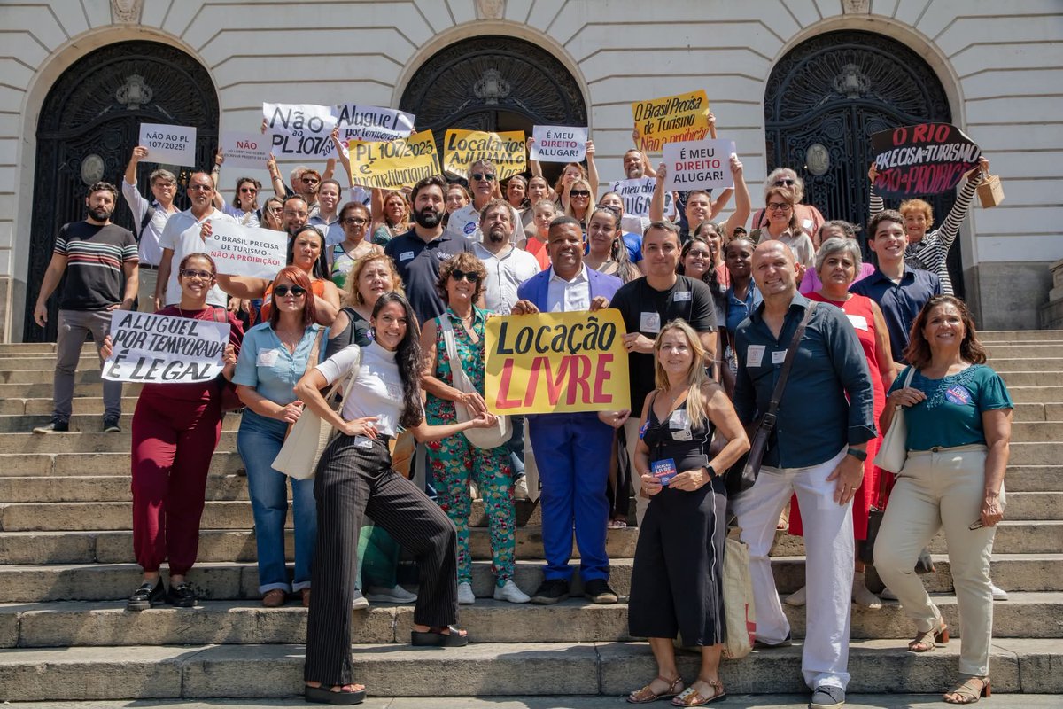 LucMartucci's tweet photo. Da giovane studente non partecipavo alle manifestazioni, adesso da vecchietto eccomi qui a lottare con gli host di Rio ! Free #airbnb 🤙 https://t.co/aiGPKng9rQ