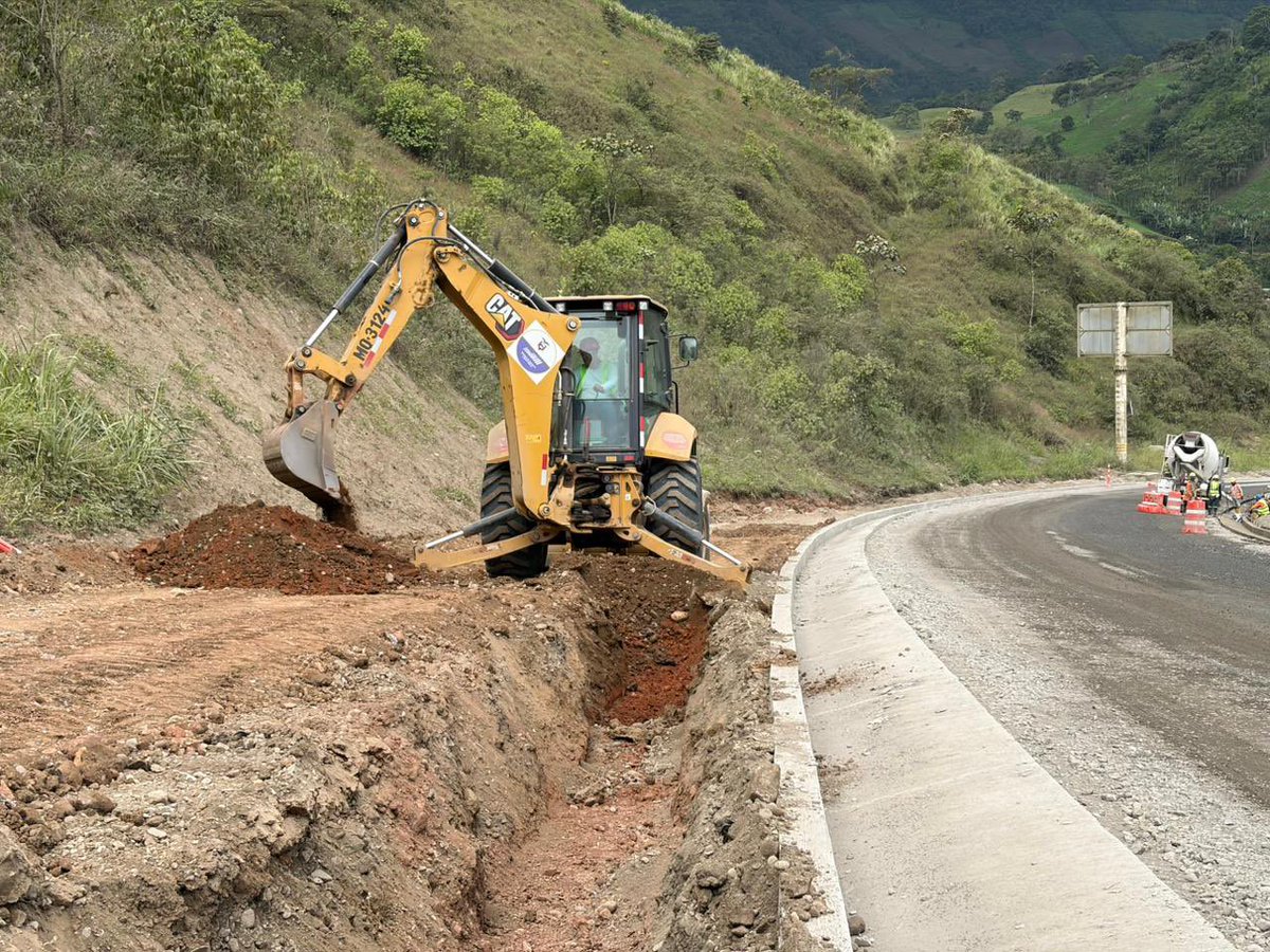 MIT_Ecuador's tweet photo. #Chimborazo | La subsecretaria de la Zona 3, Gladys Velasco, mantuvo una reunión de trabajo con el equipo de la dirección distrital, el contratista y el fiscalizador de la obra de rehabilitación de la vía Balbanera – Pallatanga – Cumandá 🚧, con el objetivo de evaluar el avance de los trabajos, coordinar acciones técnicas y fortalecer el cumplimiento de los cronogramas establecidos. 👷‍♂️

✅ Posteriormente, realizó un recorrido técnico por varios frentes de trabajo, donde verificó las labores que se ejecutan para garantizar una conectividad más segura y eficiente entre la Sierra y la Costa.

#AdelanteConFirmeza