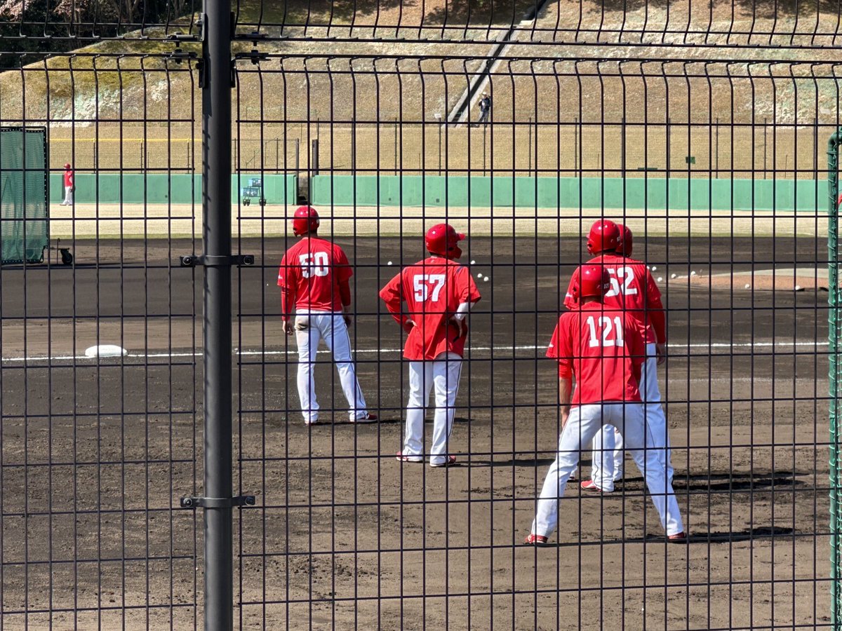 snow10nobu's tweet photo. おはモー☀️ノブっす🤚
22年に育成１位で入団した名原君
昨日はプロ1号アーチおめでとう🎉
写真は23/4/1に由宇に行った時📱
凄い期待して娘と見に行った🤭
最後はユウグレイトと僕😝
ファビやスエ見に行きたいな😁
#今日もhappyにヨロシク✌️ 
#名原典彦 
#由宇
#期待 https://t.co/Lyb661smgU