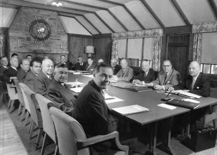 CFergusonbooks's tweet photo. Occasionally presidents will schedule a full Cabinet meeting at Camp David. The first to do so was President Eisenhower who held the first ever Cabinet meeting at Cam David which was also his first Cabinet meeting following his heart attack https://t.co/MktfNRbkAv