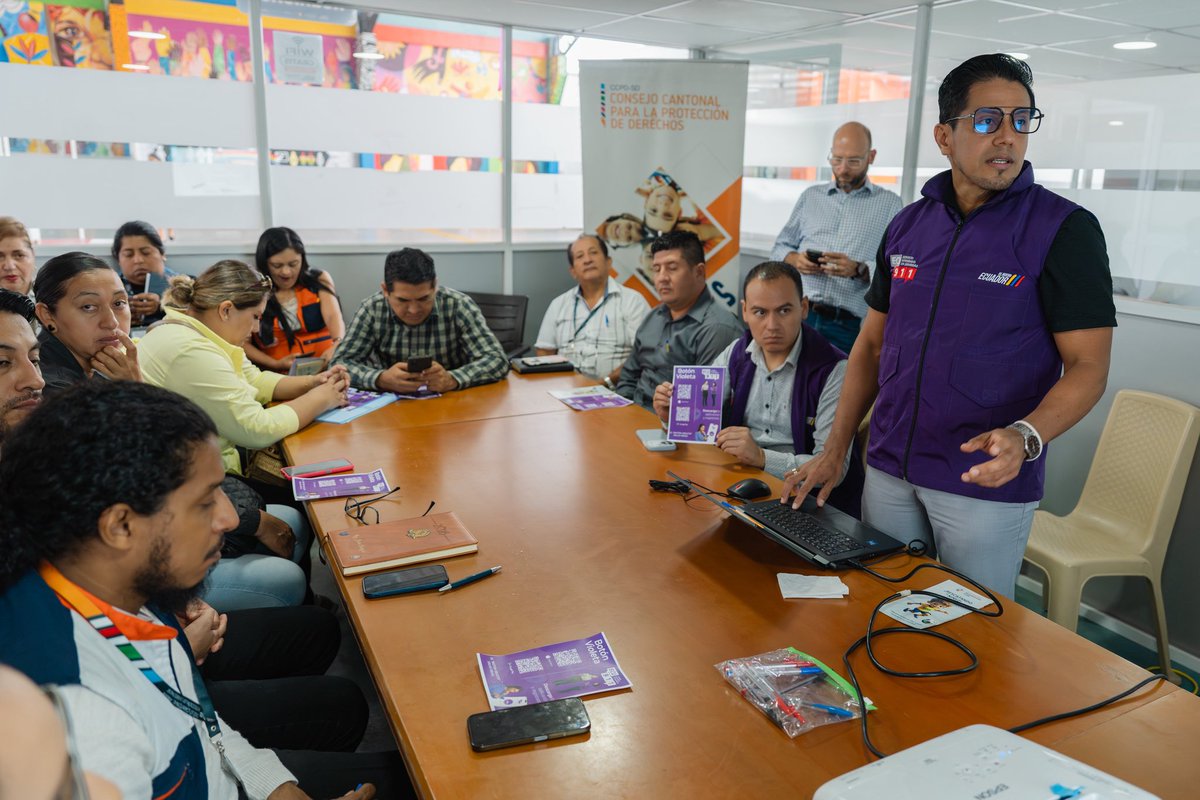 ECU911PVO's tweet photo. 📍#SantoDomingoDeLosTsáchilas

El equipo técnico del @ECU911_ junto al Jefe del Centro Operativo Local, @EduNavasGarcia, participó en la Reunión Técnica Territorial de los Centros Cívicos por la Vida y la Paz.

Durante el encuentro se socializó el funcionamiento del #BotónVioletaECU911💜, herramienta tecnológica que permite a mujeres con medidas de protección reportar emergencias de forma silenciosa y segura.

El botón violeta salva vidas💜