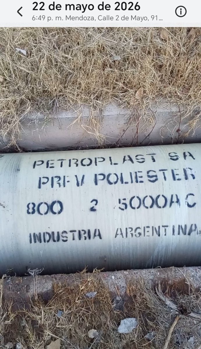 AdrianNeirotti's tweet photo. $1.000.000.000 en caños 🔥 Mill millones 
@AguasMendocinas está metiendo estos caños en el canal de riego sobre Severo del Castillo desde la calle 2 de mayo hacia el norte, dicen que van a poner 5 kms.
Ya hemos hecho un pedido de acceso a la información pública para saber el costo, pero en el mercado ronda $1.200.000 cada uno.
Con esto piensan encauzar el líquido cloacal dentro de un canal de riego...
Te parece que va a funcionar?