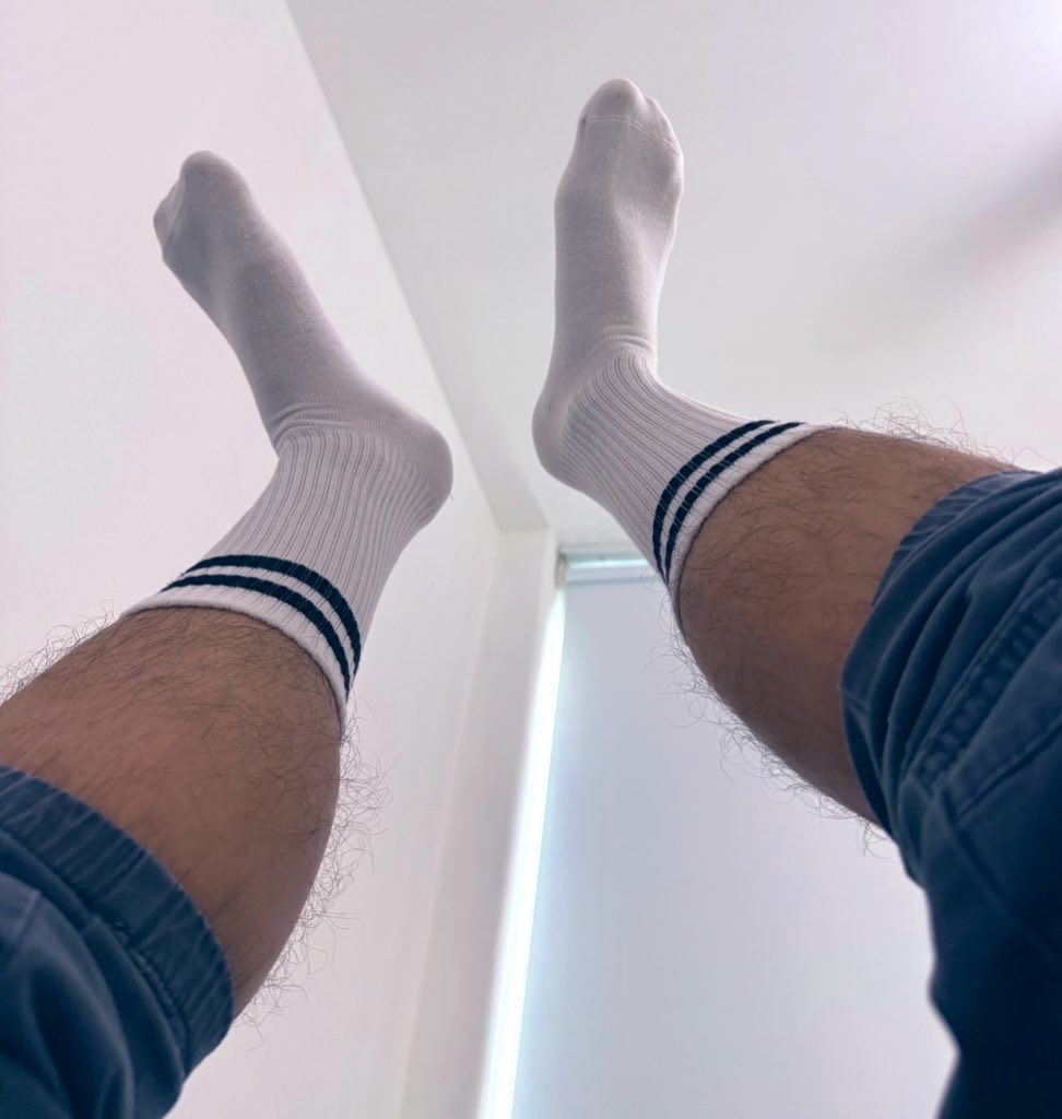 FeetMasterAxel's tweet photo. Acerca tu cara maric4 y huele mis patas, la sensación del sudor te dejará tan caliente que rogarás por lamerlas 😎

#findom #cashmaster #socks #whitesocks #malefeet https://t.co/HQKVh0wTim