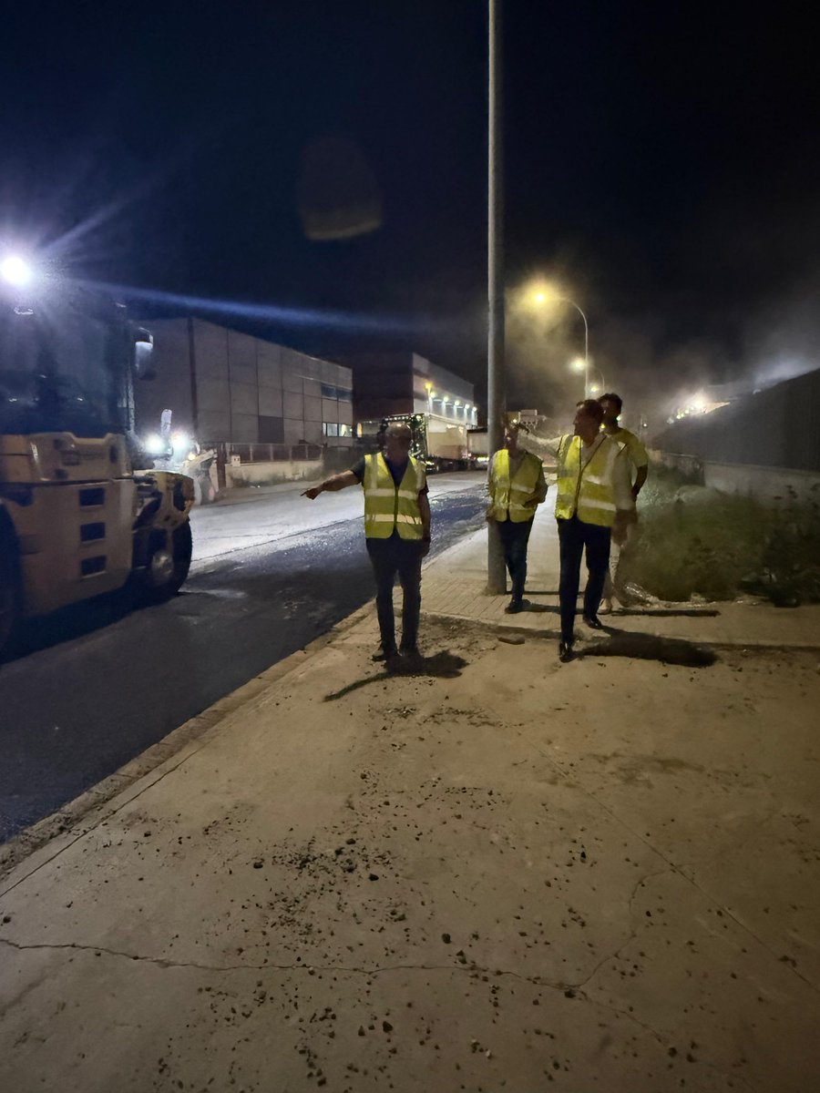 cvelazquezromo's tweet photo. 🚧 La rehabilitación puntual del pavimento en el polígono industrial ya está en marcha y así lo hemos podido ver esta misma madrugada. 

🪏Los trabajos en la calle Jarama con Ventalomar se realizan en horario nocturno, tras acordarlo con los empresarios, para interferir lo menos posible en su actividad. 

📍En las próximas semanas esta actuación llegará también a la zona residencial