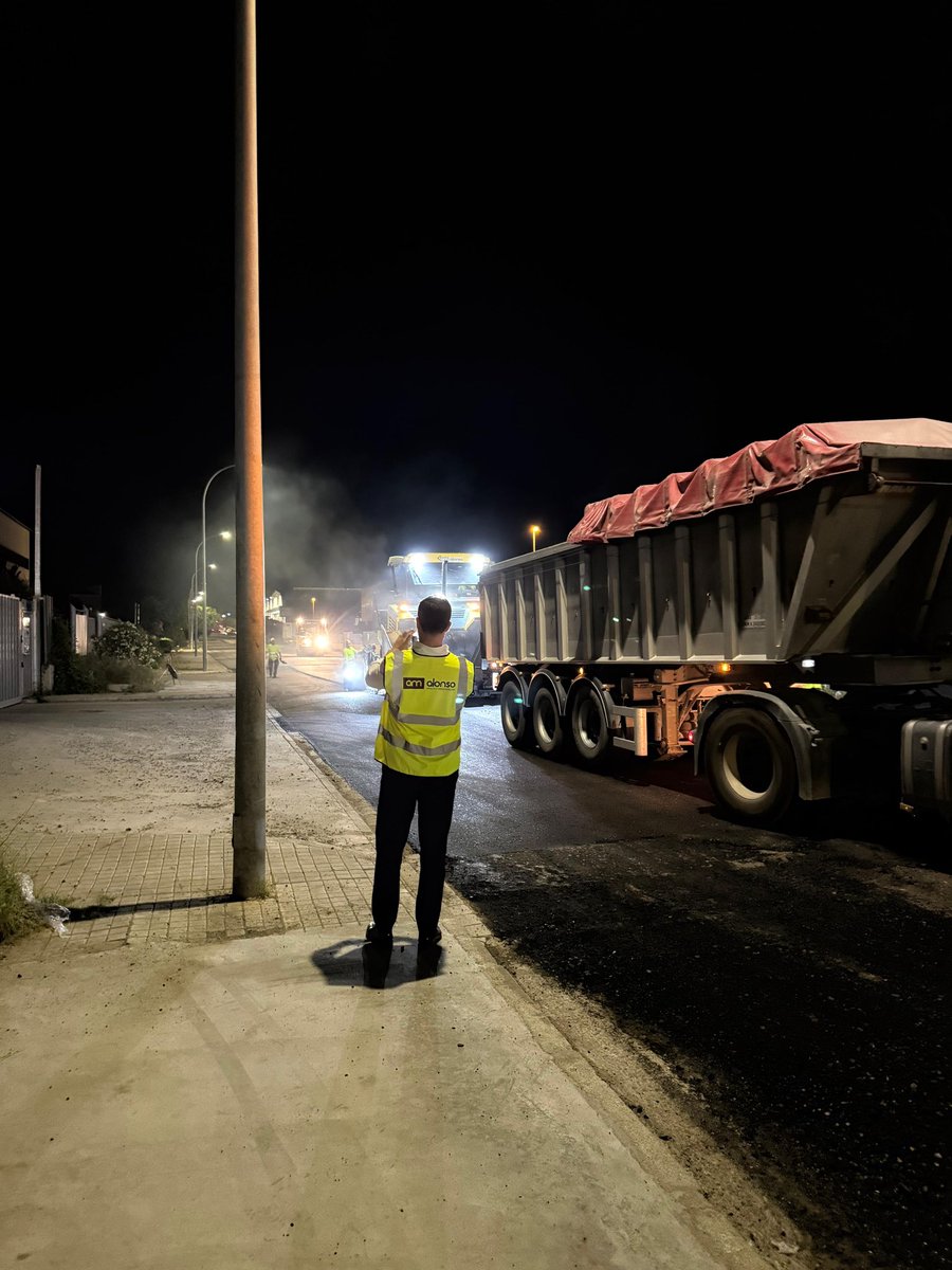 cvelazquezromo's tweet photo. 🚧 La rehabilitación puntual del pavimento en el polígono industrial ya está en marcha y así lo hemos podido ver esta misma madrugada. 

🪏Los trabajos en la calle Jarama con Ventalomar se realizan en horario nocturno, tras acordarlo con los empresarios, para interferir lo menos posible en su actividad. 

📍En las próximas semanas esta actuación llegará también a la zona residencial
