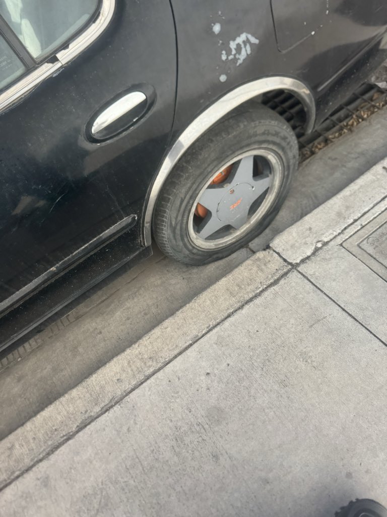 ElGuada05's tweet photo. Vehículo abandonado sobre calle Monte Olimpo entre las calles Sierra Morena y Centro Médico @GdlMovilidad @GuadalajaraGob @TransporteJal @TelevisaGDL @TVAztecaJalisco https://t.co/V4uU9KdQNF