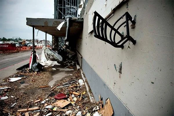 BenDoesStuff7's tweet photo. @Bruce000999 @Ivantheboomer @Gryffix Heres a chair impaled into the side of the Joplin Hospital after the tornado, the same tornado also impaled a garden hose into a damm tree https://t.co/llX760w0YU