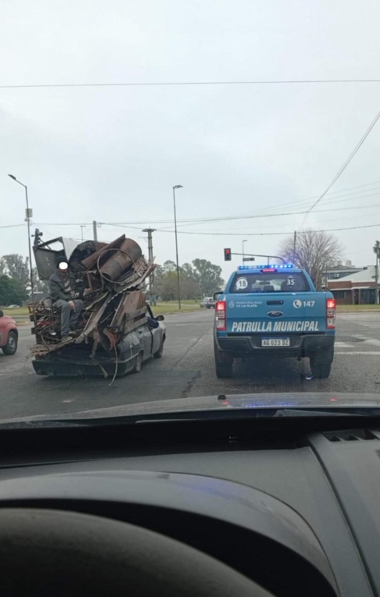 elmacrinegro's tweet photo. La Patrulla municipal de @Julio_Alak de la @LaPlataMLP custodiando al "Buen Ciudadano".. A los giles les mete fotomultas truchas https://t.co/c0hivAeAwM