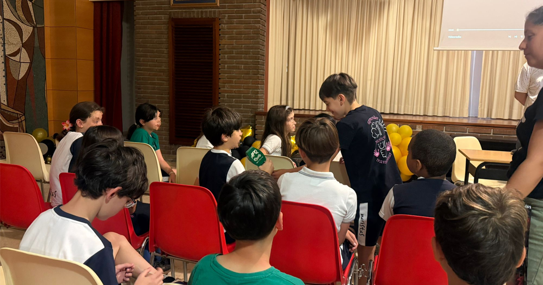 ApqRadio's tweet photo. Hoy, desde las 20h podrás escuchar a los peques de 4º de Primaria del Colegio Auseva de Oviedo, en un programa especial hecho por ellos en el taller de radio impartido por @APQRadio. Escúchalo en el 91.5 - 106.1FM, streaming en https://t.co/LLM1we3zYr, app y mañana en Ivoox. https://t.co/BK8o0L5RsA