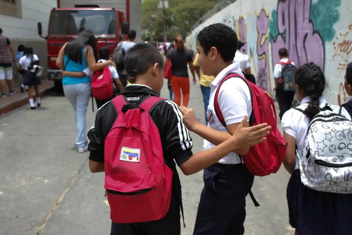EXCUBITUS_DHE's tweet photo. Crisis educativa obliga a madres a enseñar en casa para evitar el rezago académico de sus hijos https://t.co/muJlRC4IJu https://t.co/bnJYSctSzX