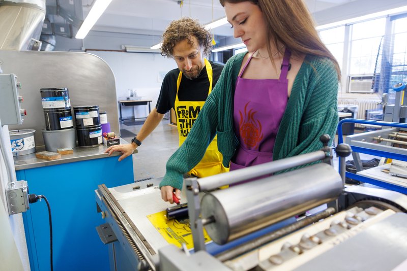 KStateArtSci's tweet photo. Students involved in our Spot Fire Press applied learning program create and publish limited-edition prints, zines, posters, stationery and wearables, and partner with local businesses to make custom products and sell their work.
https://t.co/qOdQ0z8lM9 https://t.co/2nYw9Yg4wG