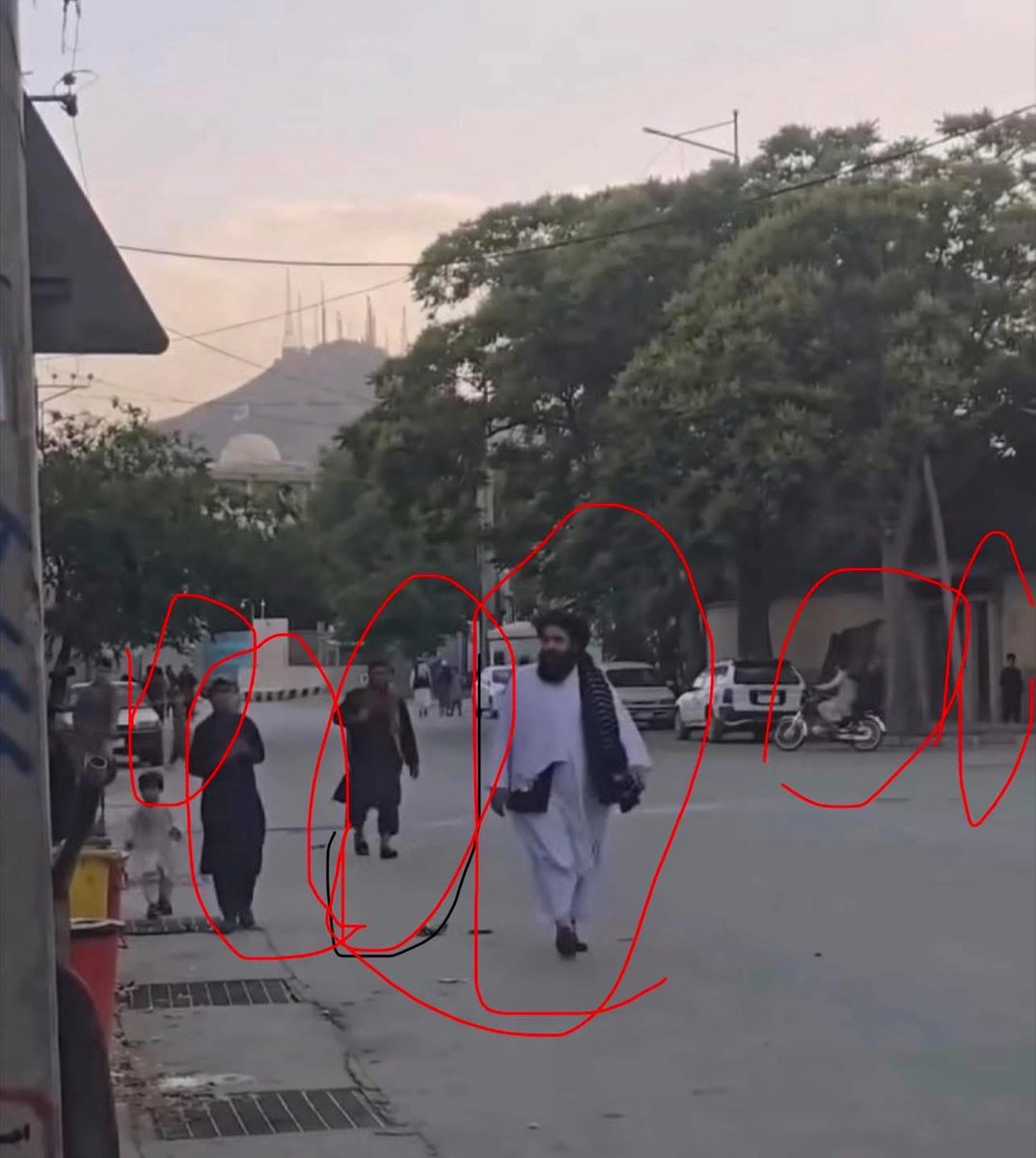 Physicion_97's tweet photo. د ډيپلوماسۍ دښمن او د خوراکي موادو سره د مصالحې وزير یو دم بازار ته راووتی
بازار ټول پاک ،منظم او خالي وو
وزير یو قصاب ته ودرېدی وای غوښه خو دي تازه معلومېږې،څنګه دي سوداوي کېږي کنه؟
قصاب : وو الحمدلله کارونه ښه  دي 
وزير : نن دي څو کيلو غوښه خرڅه کړه؟
قصاب : ولا نن خو مي هیڅ نده خرڅ کړې
وزير : ولي؟
قصاب: خو ته راوتلی یې بازار ټول بند دئ
وزير : ښه خیر زه به یې درڅخه رانيسم یو پنځه کيلو راوتله
قصاب : نسم کولای
وزير : ولي؟
قصاب : چاړې او چاقوګان له مخکي ستا عسکرو راڅخه ټول کړي دي
 وزير : خو خير یوه لویه ټوټه غوښه راکړه،چي چاړې ته ضرورت نه وي
قصاب : بيا هم نسم کولای
وزير : : ولي 
قصاب : ځکه زه قصاب نه یم د دغي حوزې عسکر یم
وزير په قهر  وویل چي دا څه وایې ! ورسه ژر دي  قومندان دلته راوغواړه 
قصاب : سمده زه به یې راوغواړم خو هغه نن د سړک په سر کي د پرچون پر دکان ناست دی.
#یارمل
