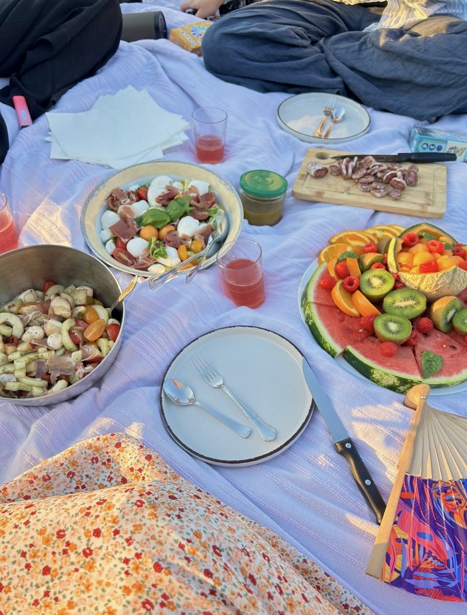 _didiha's tweet photo. sinon j’ai fait un picnic aujourd’hui 💕💕 https://t.co/owMkHUDimY