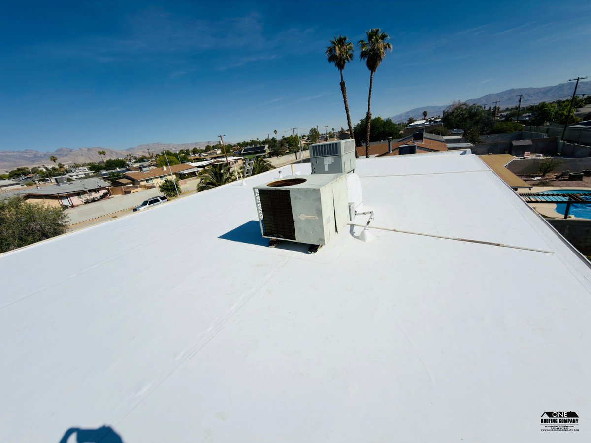 OneRoofingCo's tweet photo. Completed this flat roof replacement using a new GAF 60 Mil TPO roofing system ✔️

Included plywood replacement, new underlayment, and full roof installation.

#LasVegas #TPORoofing #FlatRoof https://t.co/N5XBnvqTxX