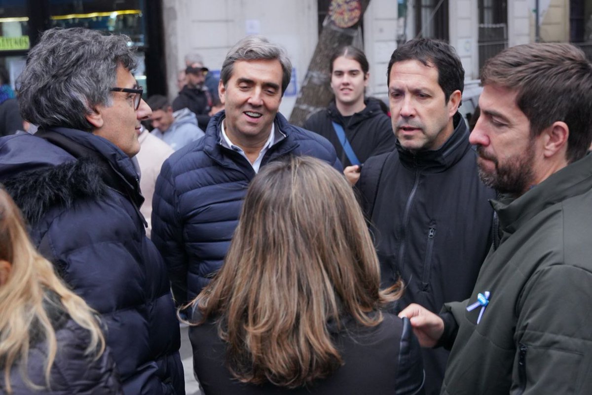Vsiley's tweet photo. ✌️ EL PUEBLO DEL OESTE CON CRISTINA

A Cristina hay que acompañarla todos los días, como ella siempre acompañó al Pueblo argentino.

Aunque intenten tratarla peor que a quienes cometieron delitos de lesa humanidad, dañaron vidas, desaparecieron personas, secuestraron y apropiaron niños y niñas; o incluso peor que a condenados por narcotráfico, nosotros vamos a seguir cuidándola, haga frío, llueva o truene, y denunciando las condiciones arbitrarias e injustas en las que nuestra compañera cumple prisión domiciliaria.

Compañeros y compañeras de Mercedes, Luján, Suipacha y General Rodríguez fuimos a San José 1111 a bancar a Cristina ❤️

Porque Cristina es inocente. Y porque la queremos libre.

Gracias @juaniustarroz por la organización de ese cálido encuentro.