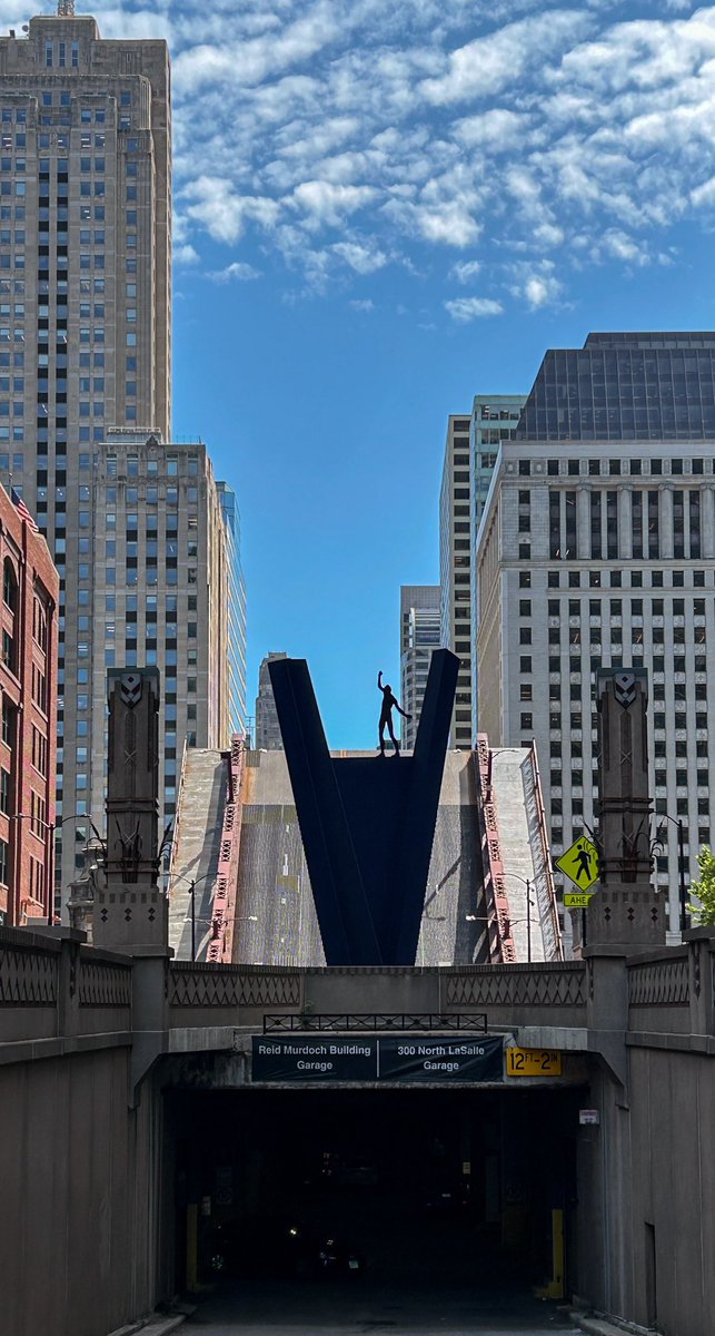 _GXM's tweet photo. raised bridge, La Salle Drive https://t.co/RdI30ia7Dz