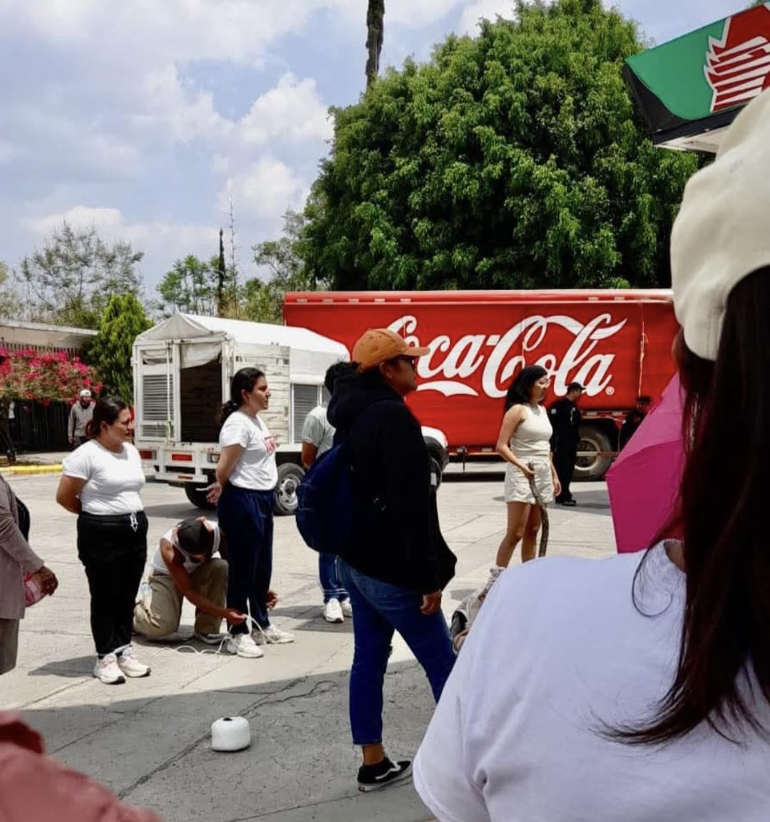 Estado20's tweet photo. Difunden imágenes de la retención de profesoras de la Sección 22 del SNTE en la Villa de Mitla, tras el enfrentamiento registrado con pobladores de esa demarcación.

El gremio responsabilizó de estos hechos al edil de Mitla, Esaú Quero, así como al gobierno de Salomón Jara Cruz. https://t.co/IVFBzMJ6re