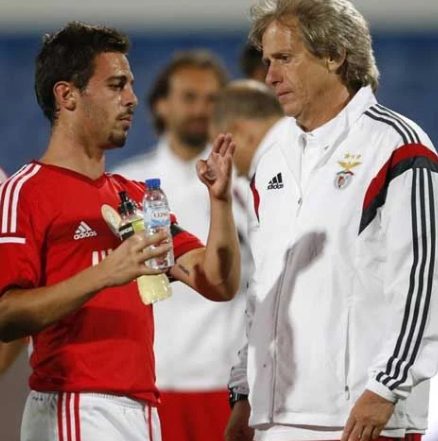 footballcritix's tweet photo. 🗣️ Bernardo Silva: "Benfica'da oynarken teknik direktör Jorge Jesus bana 'Seni sol bek oynatacağım, eğer kabul etmiyorsan b d takımına git' dedi. Ben bir on numaraydım. Eşyalarımı topladım, kulübü terk ettim ve Monaco'ya kiralık gittim. Bazen doğru bildiğin yolda yürümek için arkana bakmadan kaçman gerekir."
