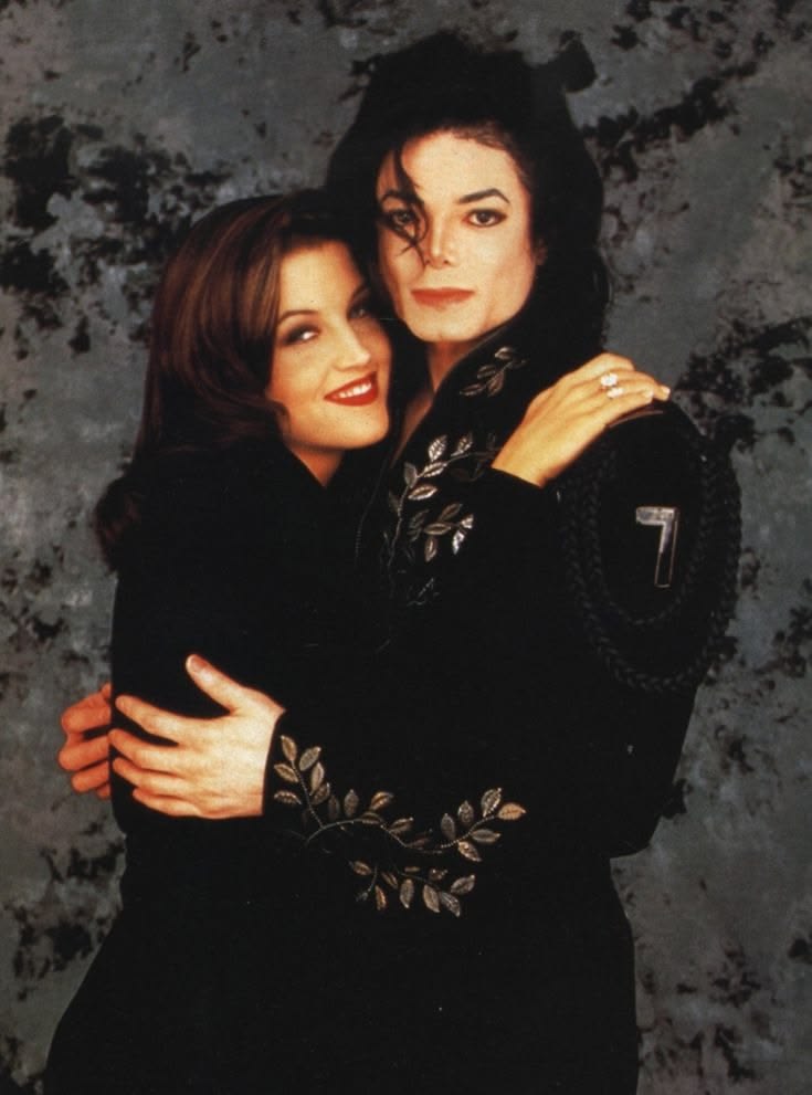 JacksleyArchive's tweet photo. 📖 "Eu só deveria ficar em Vegas por dois dias, mas acabei ficando por oito. Nada fisicamente aconteceu, mas a conexão foi incrivelmente forte."— Lisa Marie Presley em seu livro 'From here to the great unknow' https://t.co/ciRXSgY8MP